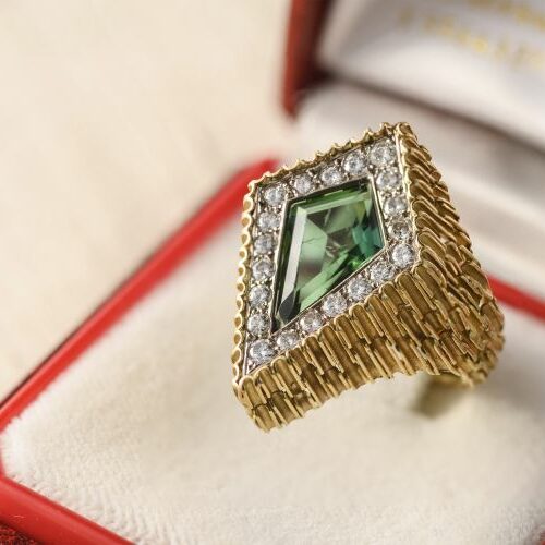 Anello in oro 18 kt. recante una tormalina verde taglio a trapezio e diamanti. Epoca 1960