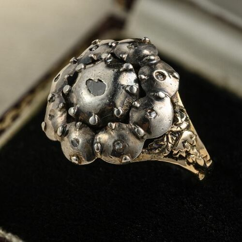 Anello in oro e argento a fiore con diamanti taglio rosetta. Italia, Epoca fine' 600