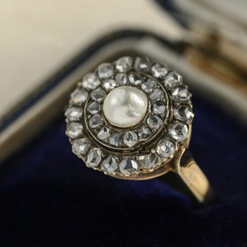 Anello in oro e argento a toppa con doppio contorno di diamanti taglio rosetta e perla naturale. Italia, epoca fine' 800