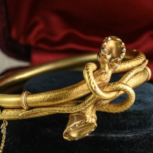 Bracciale rigido in oro 18 kt raffigurante zoccoli di cavallo. Italia, epoca fine' 800