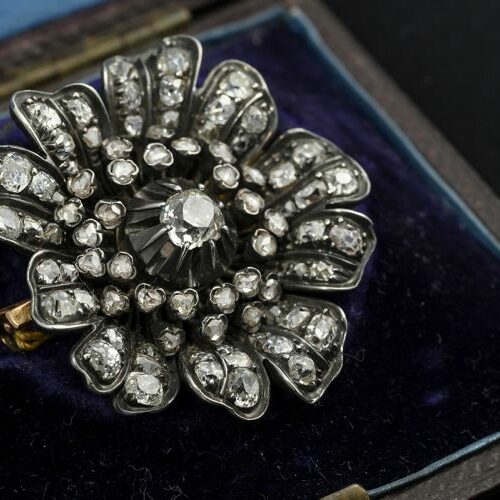 Antica spilla a fiore con diamante centrale di vecchio taglio ct. 1 ca. e diamanti sui petali per ct. 2,5 ca. Italia, XVIII secolo
