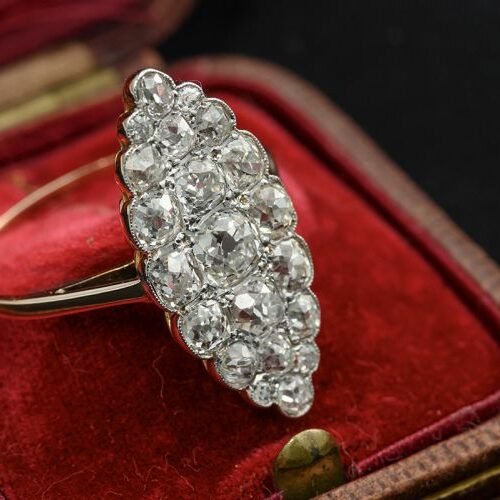 Anello a spoletta in oro recante diamanti di vecchio taglio a pavè per totali ct. 2 ca. Epoca fine '800