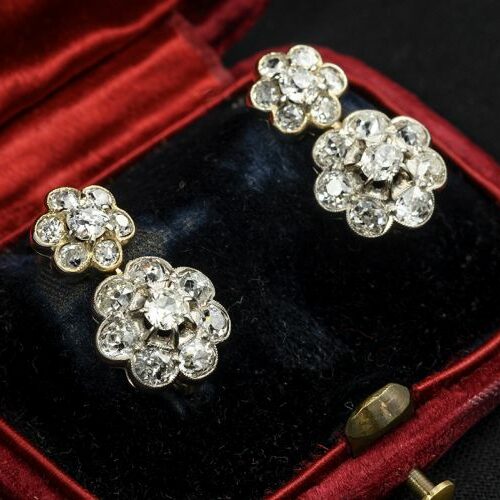 Orecchini in oro a forma di margherite recanti diamanti di vecchio taglio per totali ct. 3 ca. Epoca fine' 800