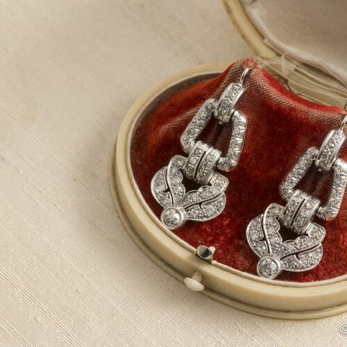 Orecchini pendenti in platino e diamanti di taglio antico per totali ct. 2,60 ca. Epoca anni '20