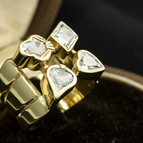 Anello in oro giallo 750 recante 4 diamanti con particolari tagli dei semi di carte ( Fiori, Quadri, Picche, Cuori). Italia, epoca anni '50