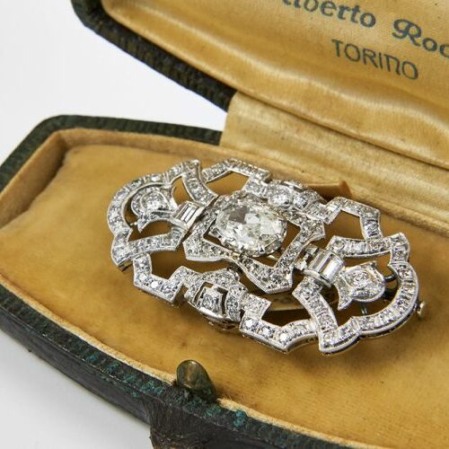 Spilla in oro bianco con al centro un diamante taglio ovale di taglio vecchio ct. 1,50 ca e diamanti di contorno ct 1,20 ca. Epoca Art Deco