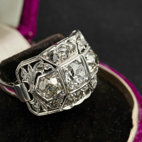 Anello in oro bianco e diamanti di taglio vecchio per totali ct. 2 ca. Epoca anni '20