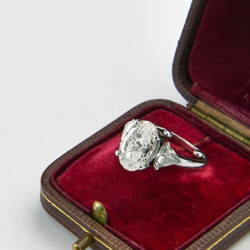 Anello in platino recante diamante taglio ovale di ct 3 ca e due diamanti taglio triangolare di ct 1. Epoca anni '50