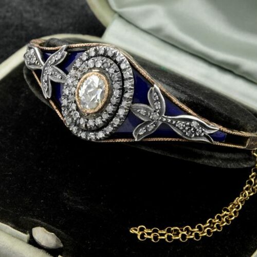 Bracciale rigido in oro e argento recante un diamante taglio ovale di circa ct. 2 e diamanti rosetta. Parti in smalto blu. Epoca fine '800