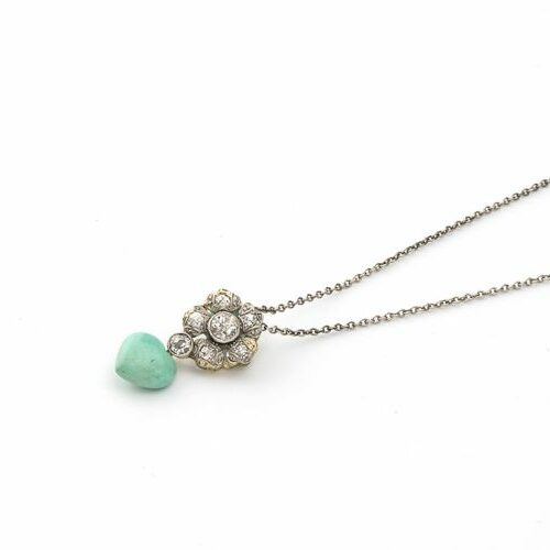 Collier in platino recante un fiorellino in diamanti taglio antico con pendente a cuore in turchese naturale. Epoca inizi '900