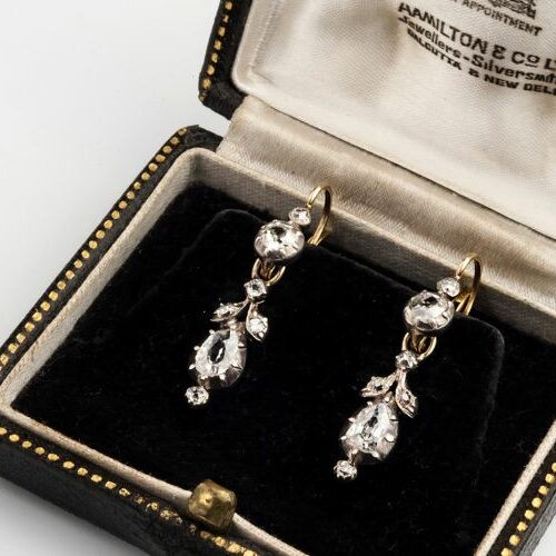 Orecchini pendenti in oro e argento con diamanti taglio antico. Epoca '700