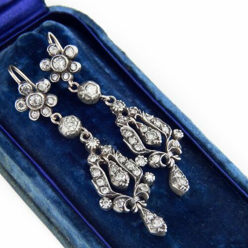 Orecchini pendenti in oro e argento motivi floreali con diamanti taglio antico. Epoca fine '700