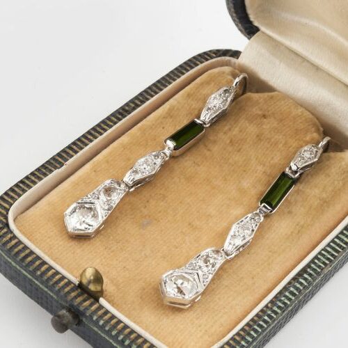 Orecchini pendenti in platino, diamanti e peridoti. Epoca Art Deco