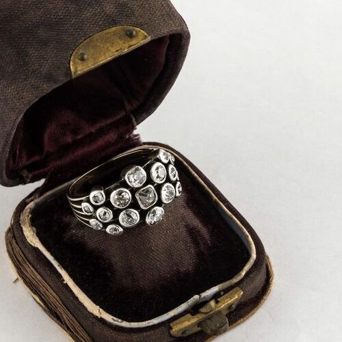 Anello in oro e argento a recante diamanti taglio antico di varie misure. Epoca Vittoriana