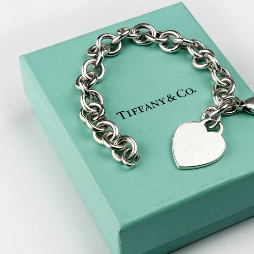 Bracciale in argento con charmes a cuore. Tiffany & Co.
