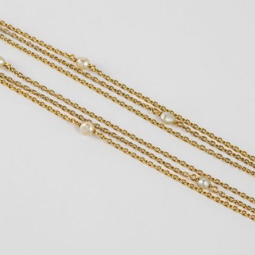 Lunga catena in oro 18 kt. intercalata da perle naturali. Epoca 1860