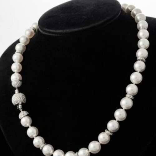 Collana di perle coltivate intercalate da rondelle in oro bianco e brillanti, fermezza a boulle in oro bianco e brillanti.