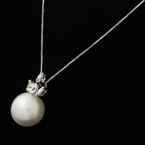 Girocollo in oro bianco recante perla Australiana di mm. 14 e diamanti tagli misti.