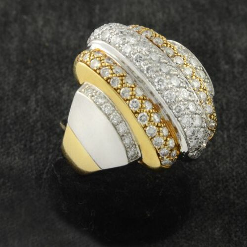 Anello oro giallo e oro bianco recante pavè di diamanti taglio brillante. Tot. ct. 3 ca.