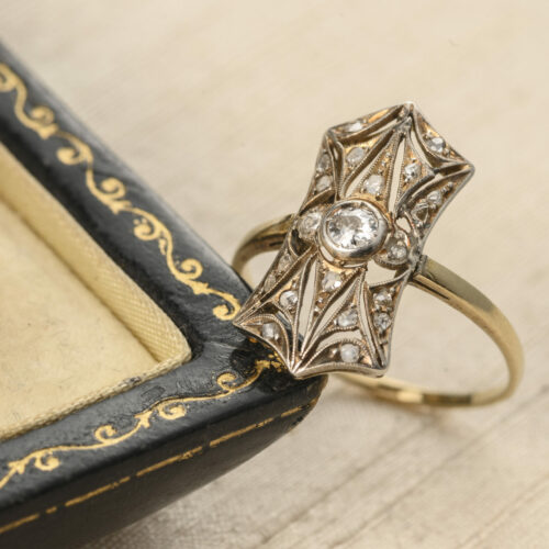 Anello in oro finemente traforato con diamante taglio vecchio e diamanti rosette. Epoca inizi' 900