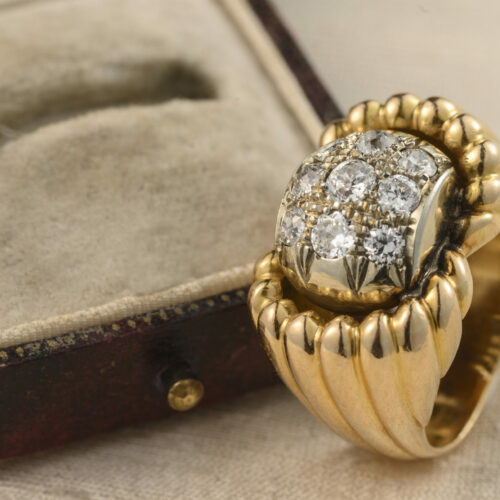 Anello oro giallo e oro bianco 18 kt. con diamanti di vecchio taglio a pavè. Epoca anni' 40